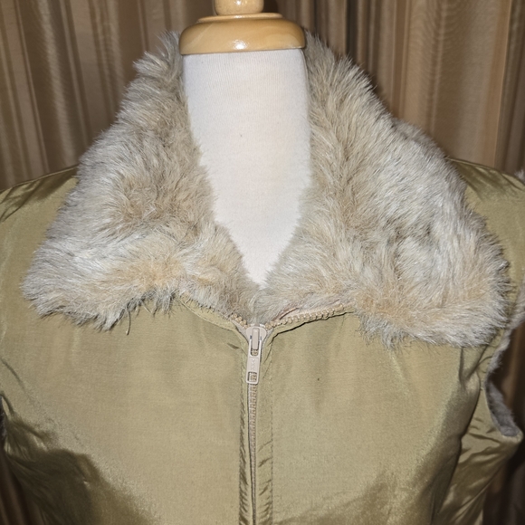 Woolrich Vest with Faux Fur Lining And Collar Size Large - Picture 2 of 9